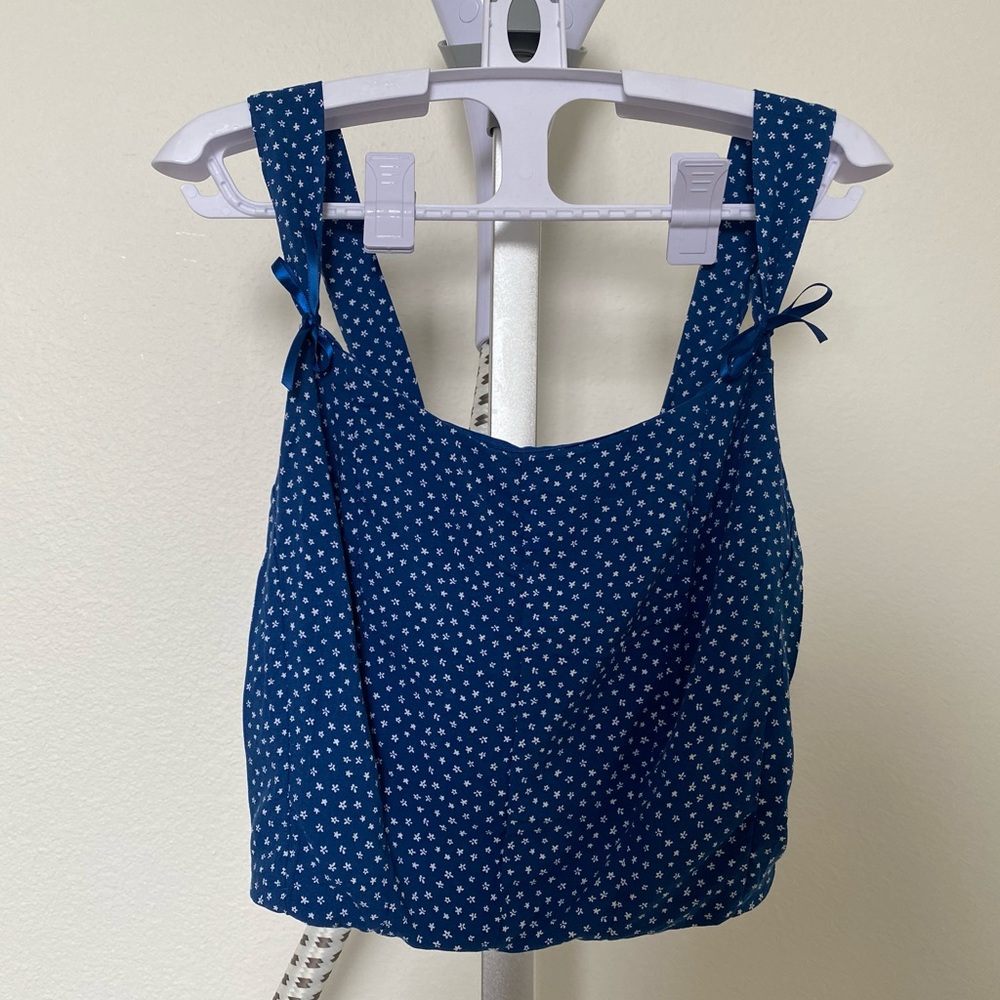 Kendall & Kylie Floral Blue and White crop top - XS - NWOT